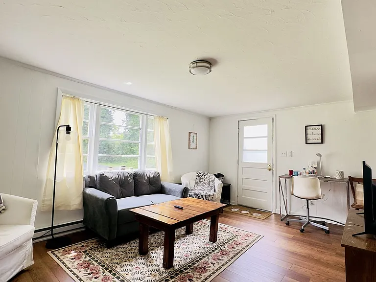 104 Stratford Ct — Photo 3