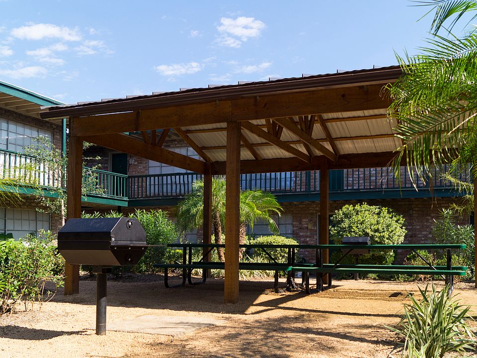 Covered patio with grills!