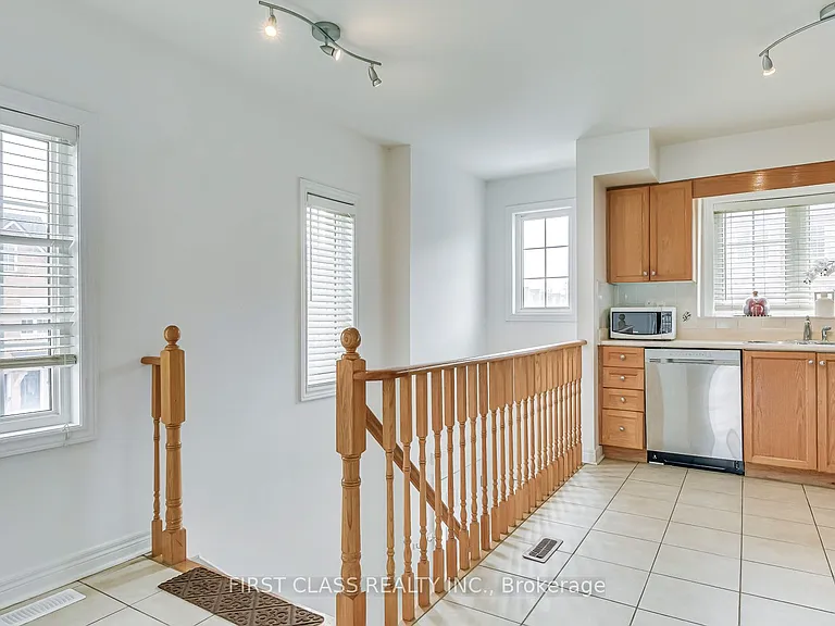 1128 Dundas St W #25 — Photo 7