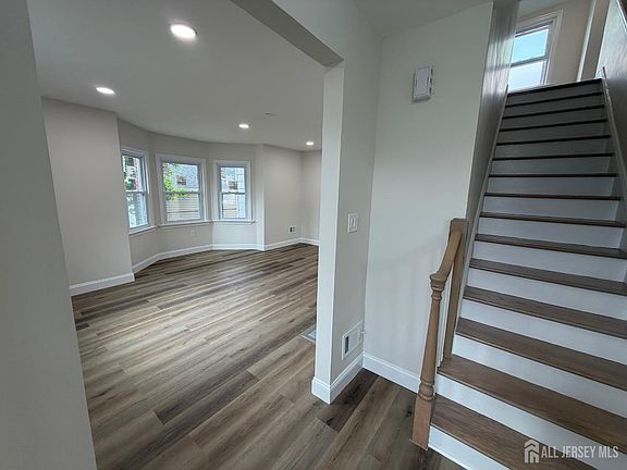 3rd image of 565 Crows Mill Rd