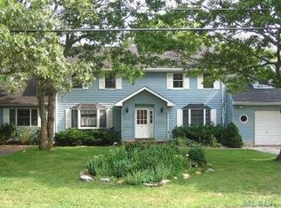 6 Oakwood Rd, Hampton Bays, NY 11946
