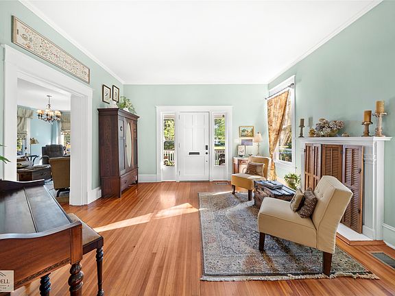 4th image of 912 Delaware St