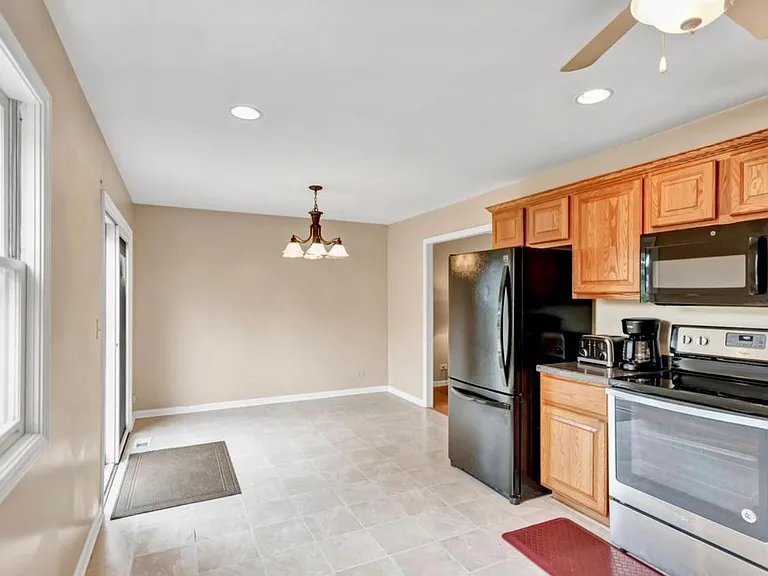 511 N Braintree Dr — Photo 9