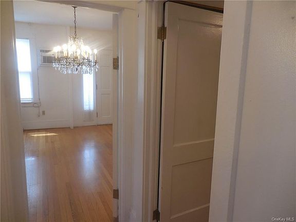 5th image of 18 Dupont Ave Floor 1