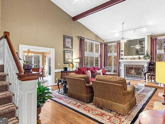 4th image of 140 Thorne Ridge Trl