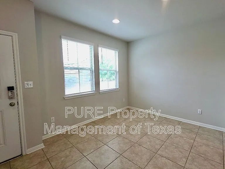 1721 Fountain Bridge Dr — Photo 4