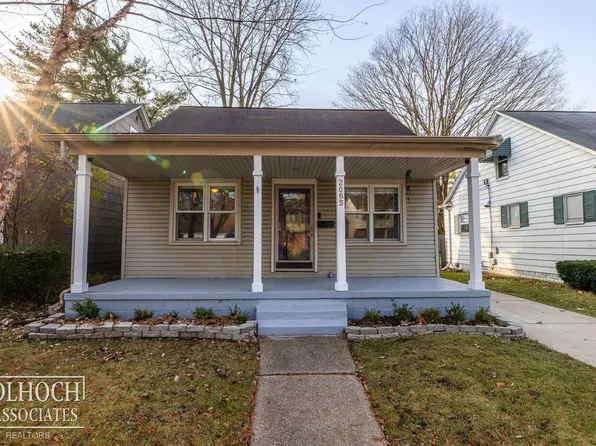 2065 Ridgemont Rd, Grosse Pointe Woods, MI 48236