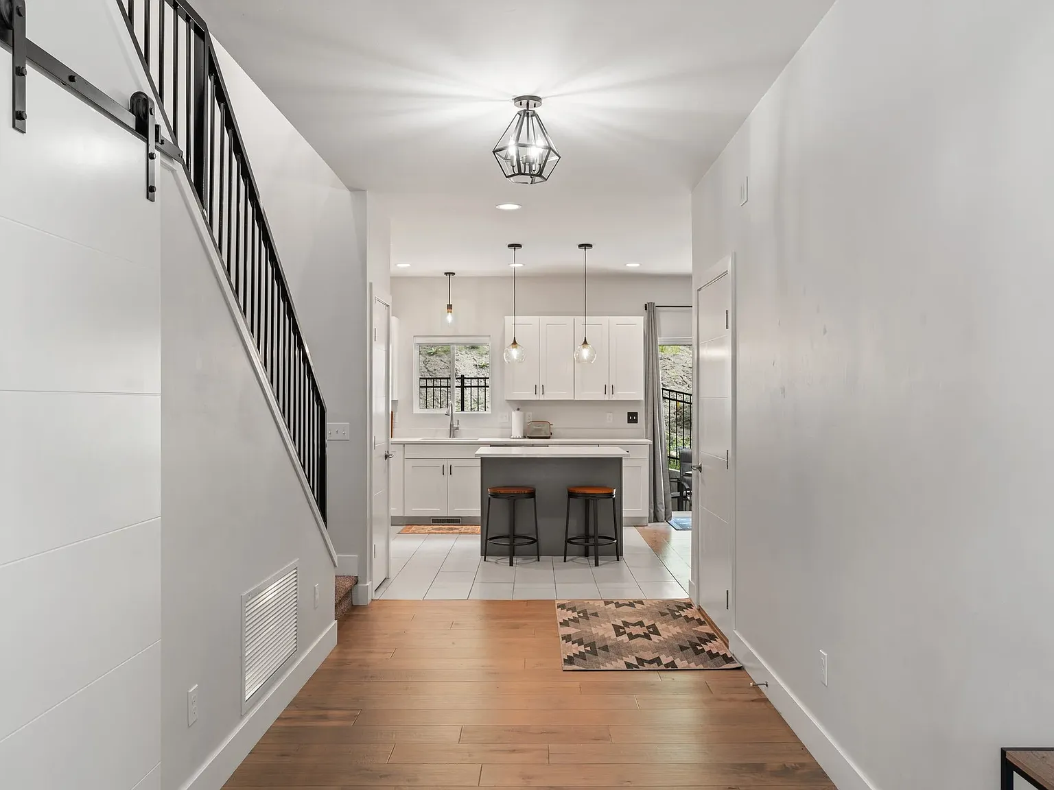 3 bed, 1629 sqft, $3,950 — Photo 4