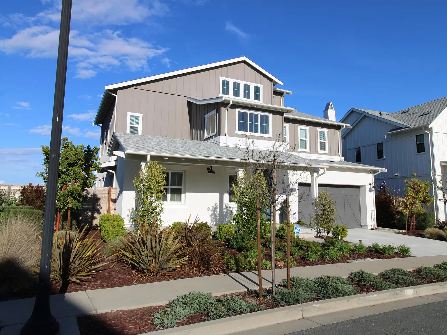 4 bed, 4.5 bath, 3504 sqft, $5,675 — Photo 2
