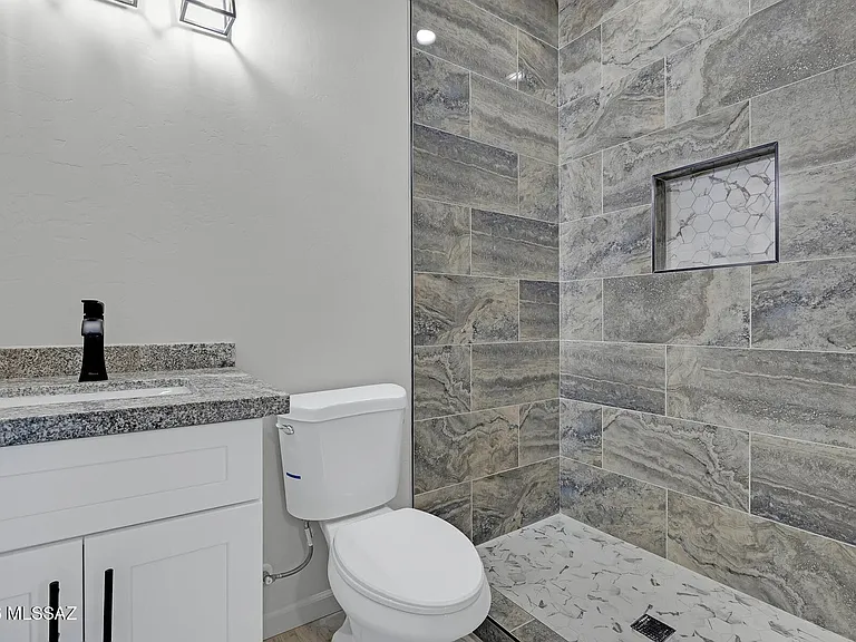 402 W Columbia St — Photo 23