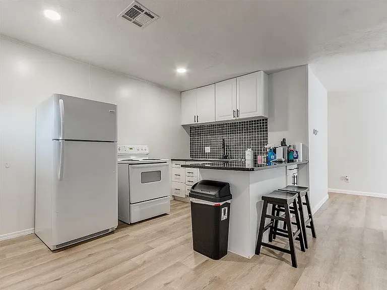 320 E Wayne Ave #C — Photo 3
