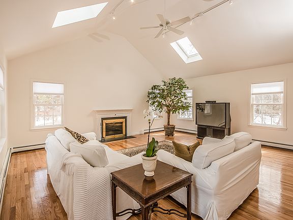 26 Winchester Ln, Plymouth