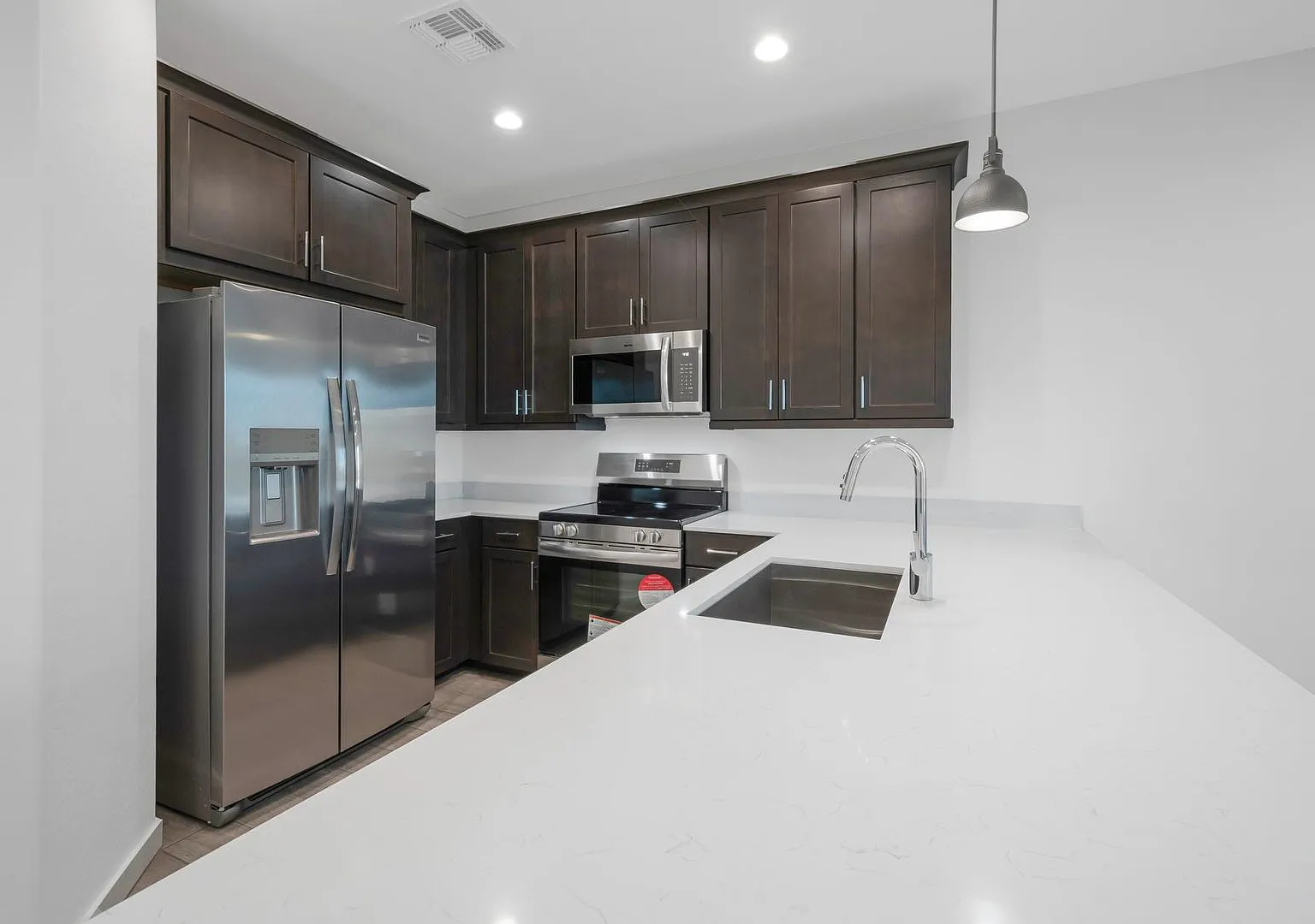 Like New Luxurious Modern 3 Bedroom 2 Bath Townhome in Warner Meadows — Photo 2