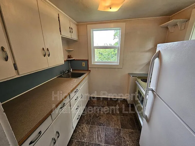 325 NE Kamiaken St #4 — Photo 5