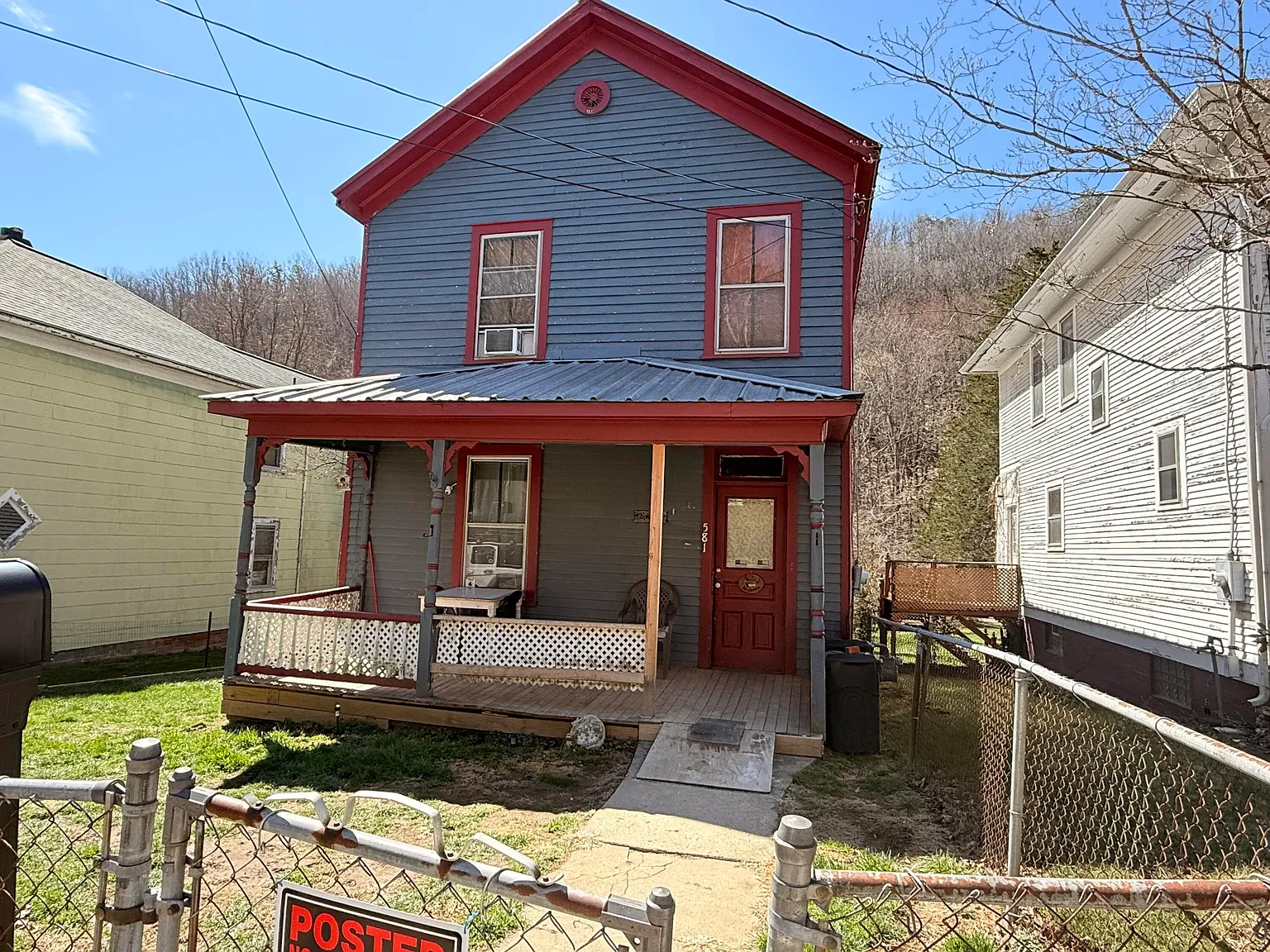 581 Roxbury St photo 1