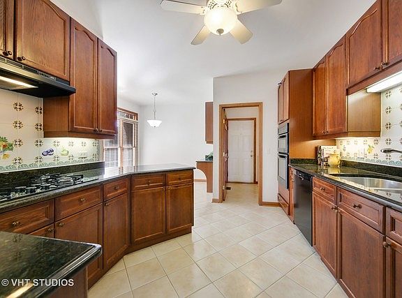 5th image of 22W520 Lakeside Dr