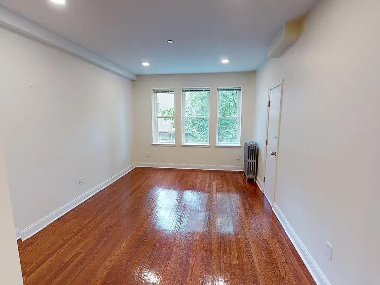 123 Sutherland Rd #1E — Photo 2