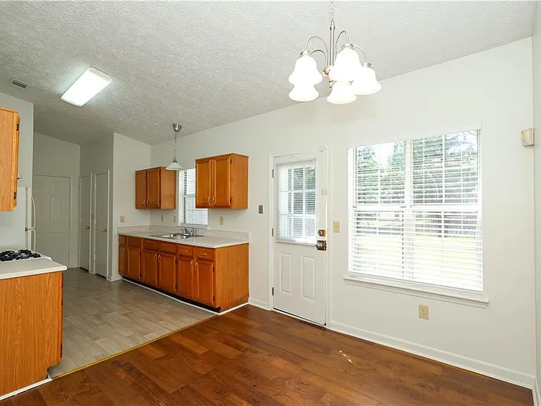 6560 Emerald Pointe Cir — Photo 4