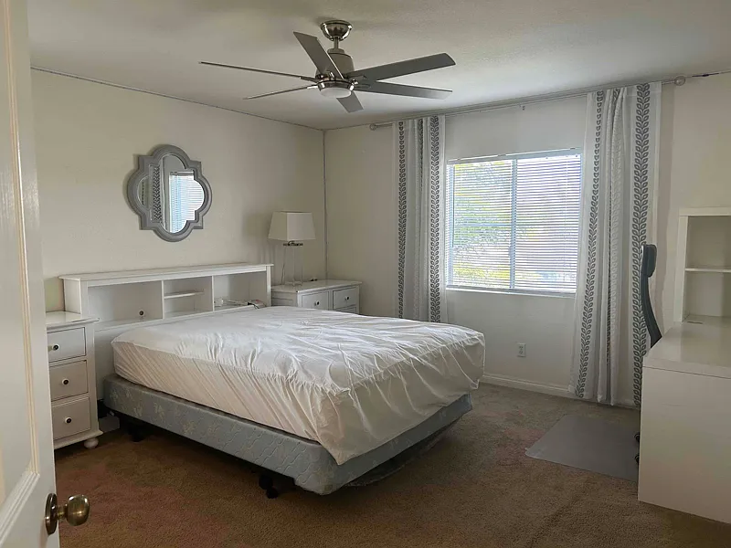 Bright, Large 14x16 Br With Good-Size Walk-In Closet For One Female. — Photo 1
