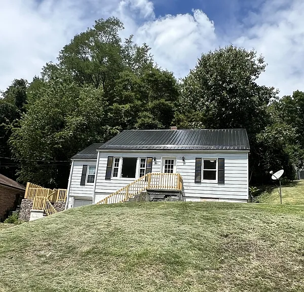 1219 East Dr — Photo 2
