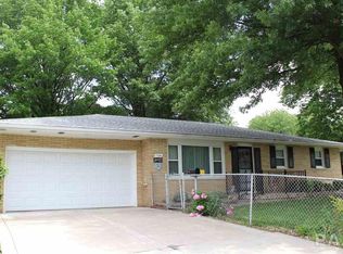 1704 Columbus Dr, Pekin, IL 61554