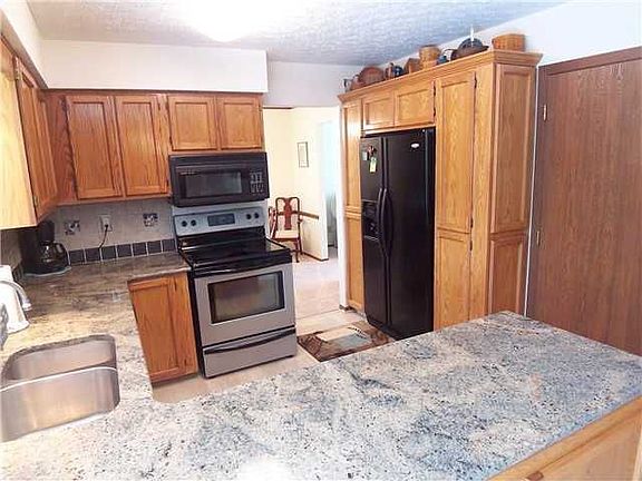 5th image of 1695 Twin Oaks Dr