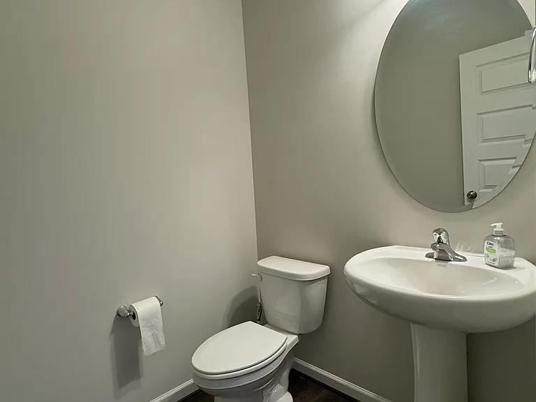 Guest Bath (2nd Floor)
