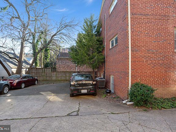 4th image of 1121 N Taylor St APT B