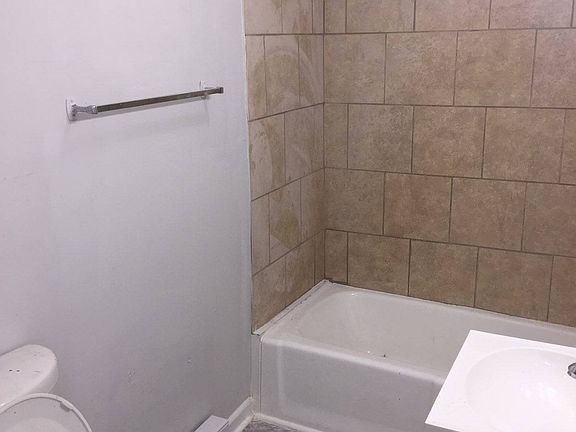5th image of 821 S Dalton St