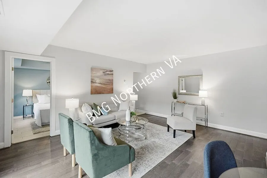 Beautiful 2BR / 1.5 BA Home in Bolling Brook Condominium with Fantastic Amenities — Photo 4