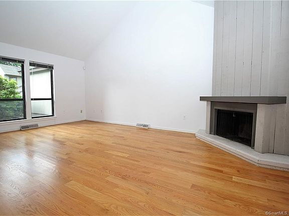3rd image of 4 Applewood Ln #4