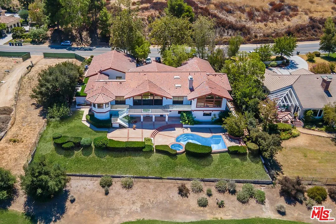 7 bed, 4.5 bath, 7485 sqft, $16,500 — Photo 1