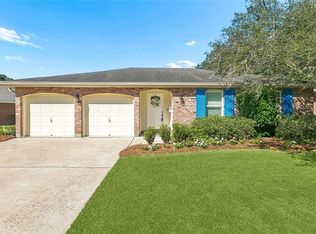828 Honeysuckle St, Gretna, LA 70056