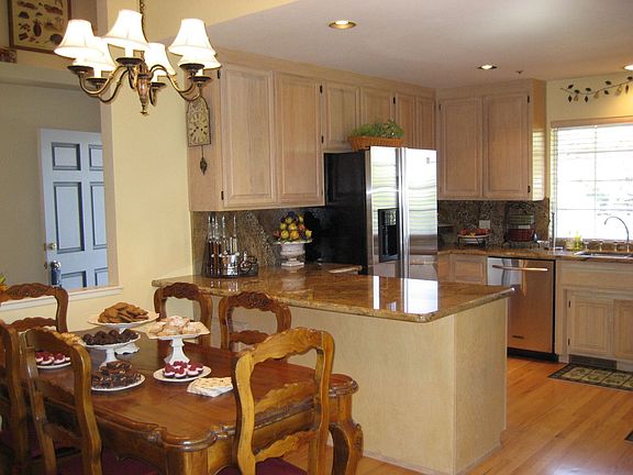 Gourmet kitchen: granite 