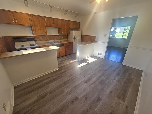 Eat-in kitchen