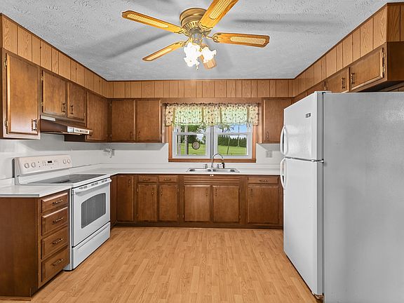 3rd image of 1055 Graves Rd