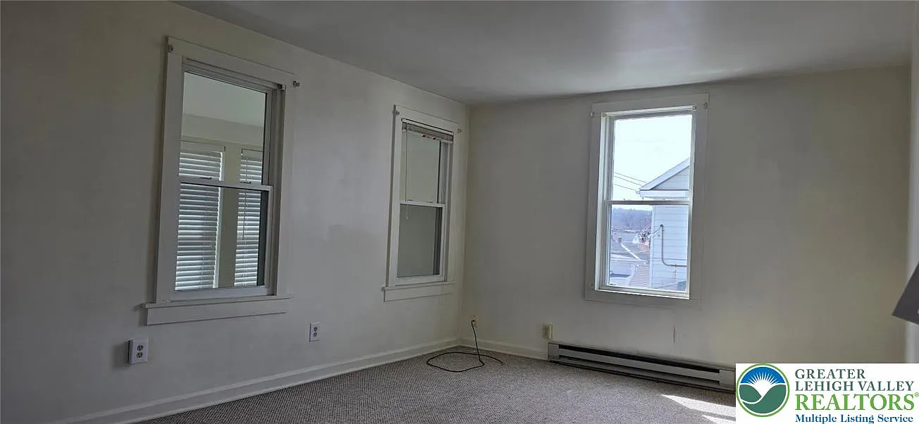 2 bed, 1.0 bath, 950 sqft, $1,050 — Photo 4