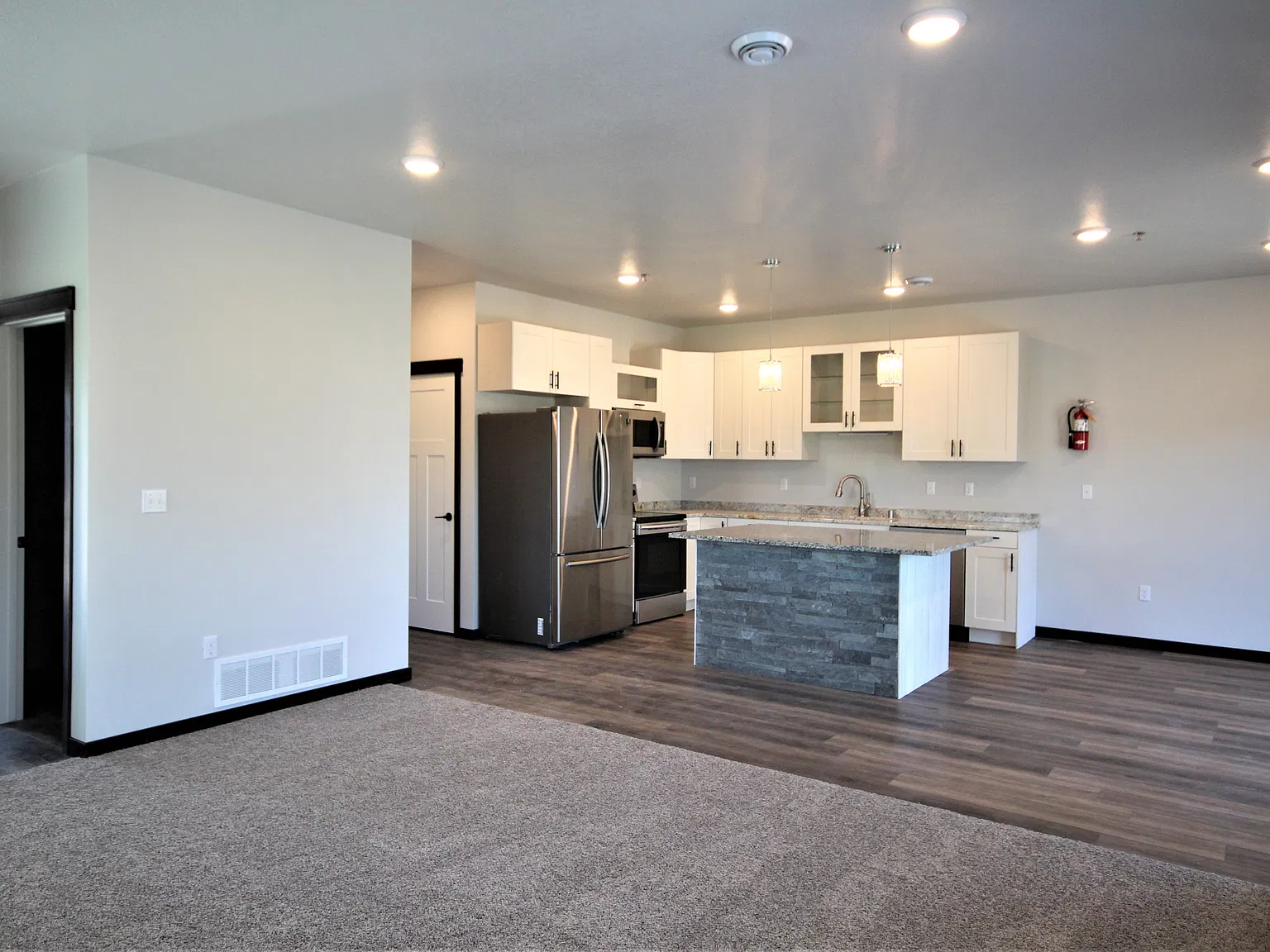 4 bed, 2.5 bath, 1952 sqft, $2,100 — Photo 4