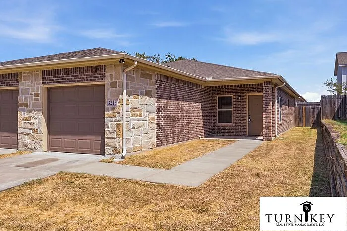 3 bed, 2.0 bath, 1089 sqft, $1,575 — Photo 3