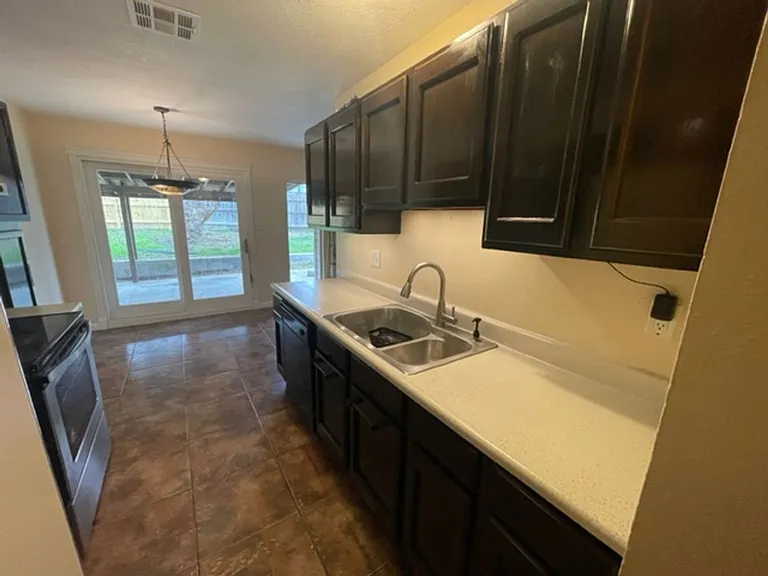 838 Saddlebrook Dr — Photo 8