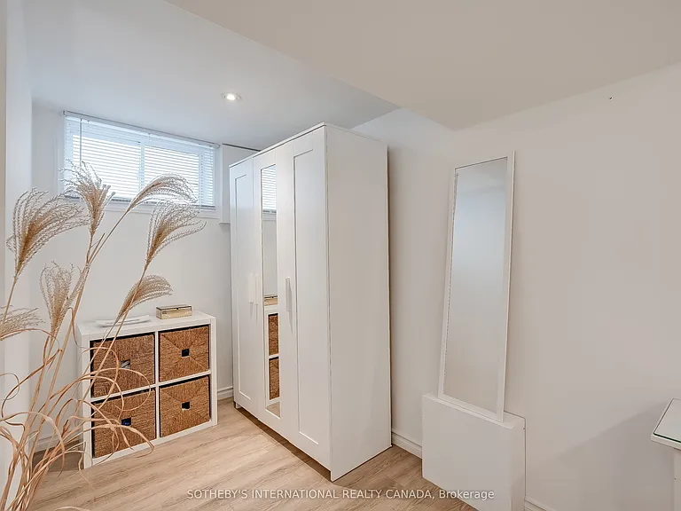 12 Peel St S — Photo 17