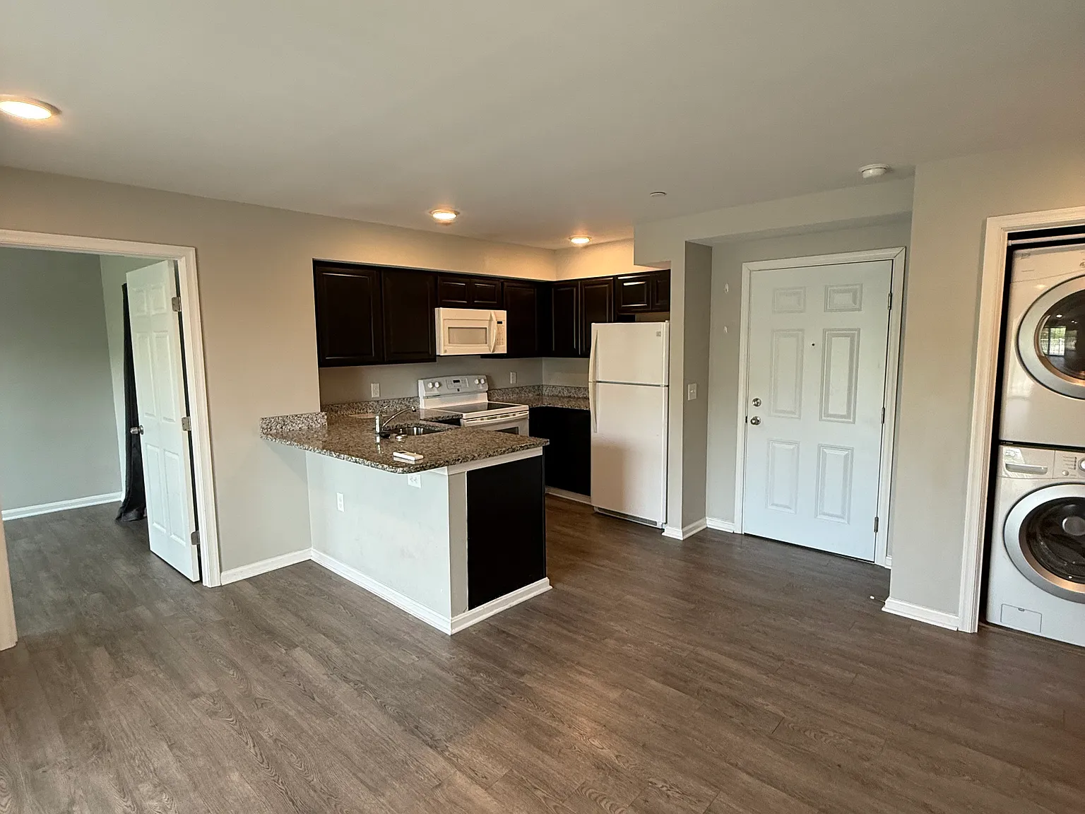 2 bed, 900 sqft, $2,200 — Photo 2