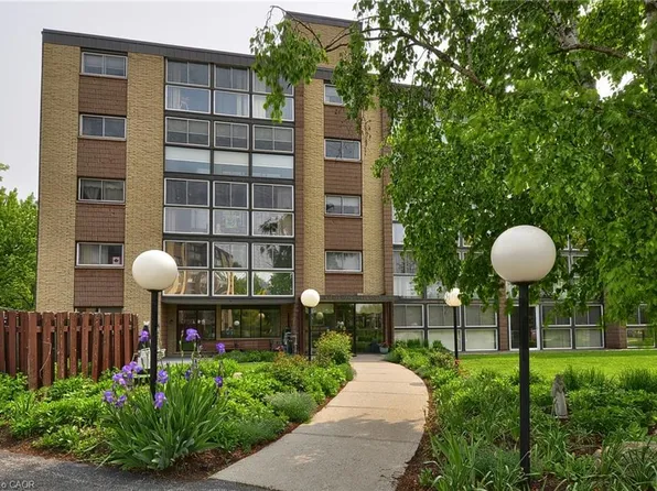 400 Champlain Blvd #404, Cambridge, ON N1R 7J6