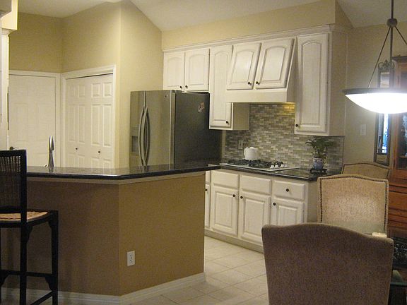 Granite Counters, Bkfst Bar, Skylight