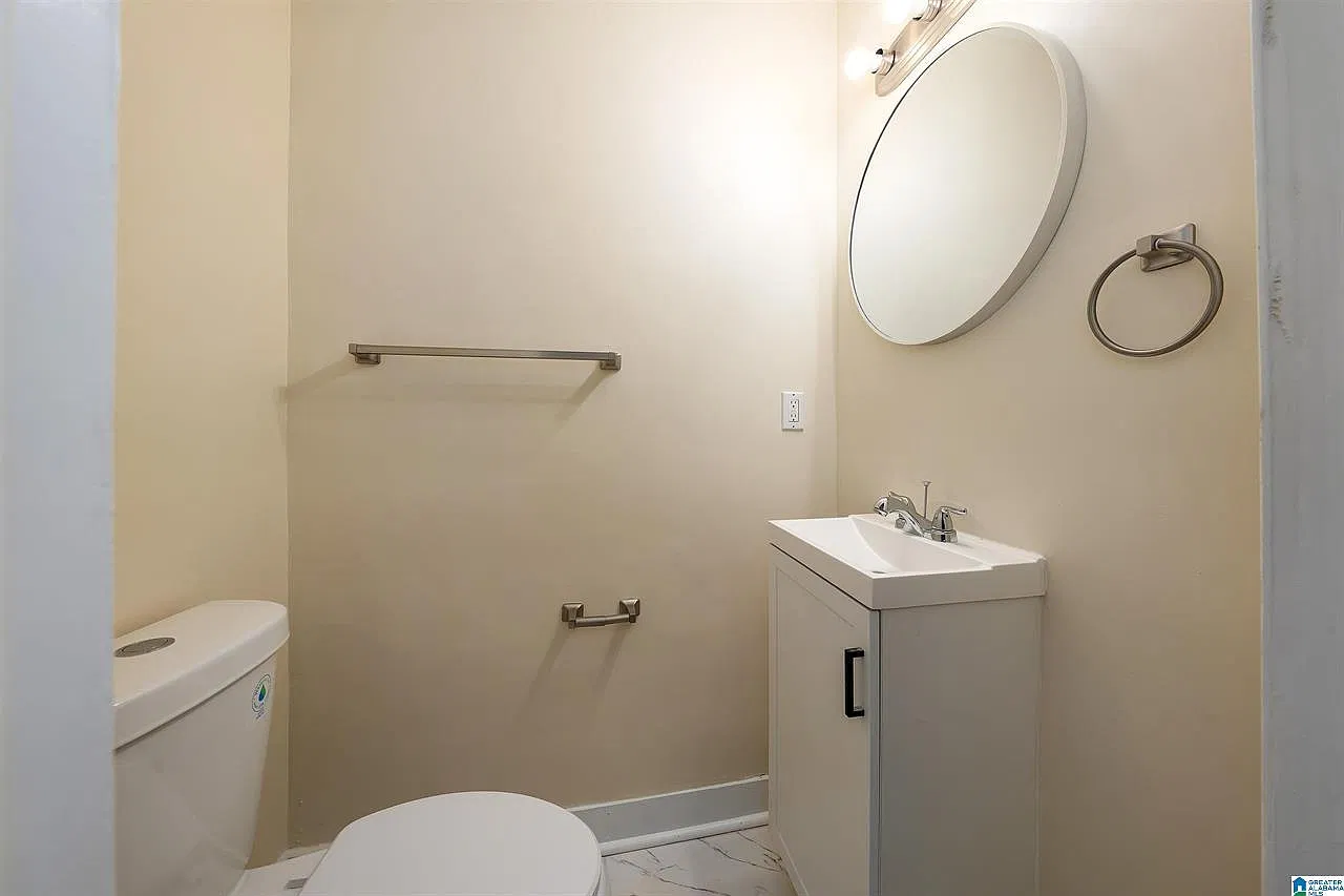 4 bed, 4.5 bath, 3800 sqft, $2,200 — Photo 2