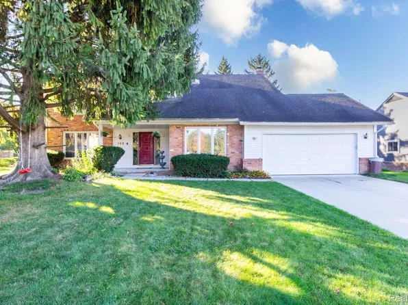 142 Stonetree Cir, Rochester Hills, MI 48309
