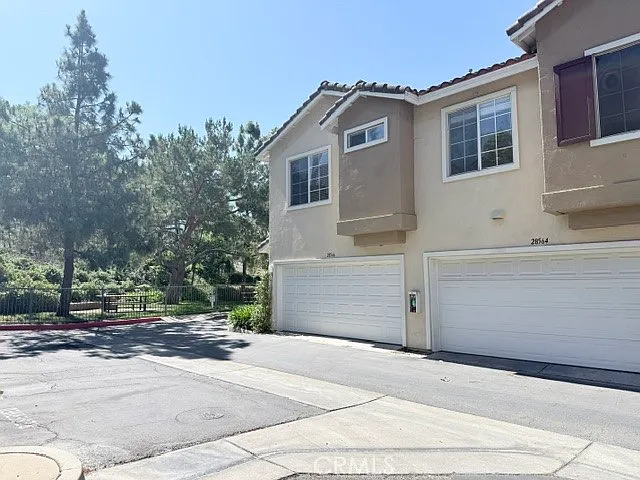 3 bed, 2.5 bath, 1200 sqft, $3,685 — Photo 2
