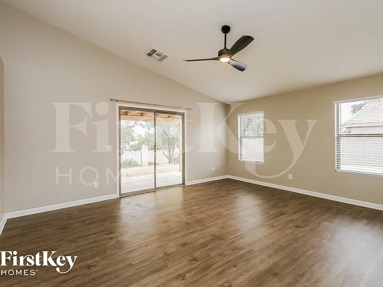 1610 E Desert Ln — Photo 6