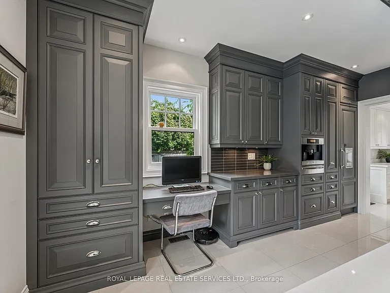 335 Lakeshore Rd W — Photo 21
