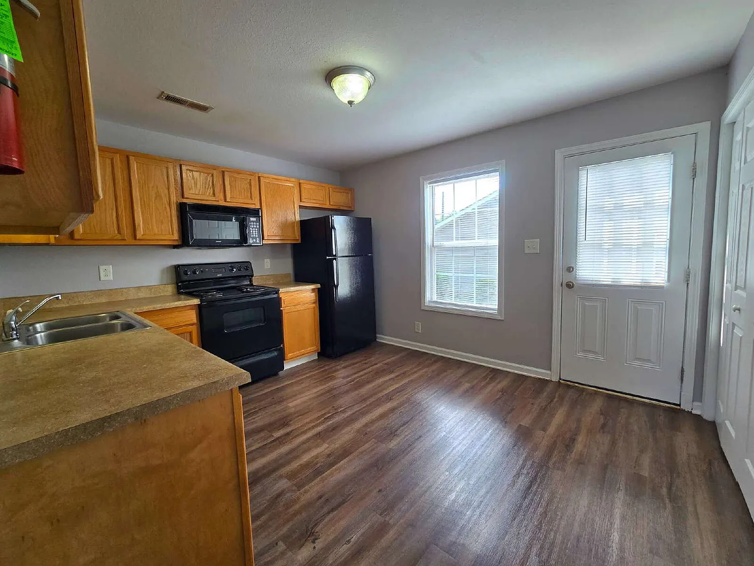 2 bed, 1.5 bath, 1020 sqft, $925 — Photo 4